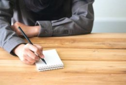 Eu vou escrever uma redação pra você sobre qualquer tema