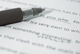 Eu vou revisar a gramática do seu texto