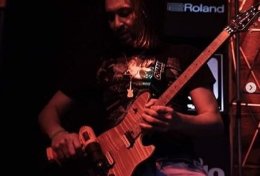 Eu vou lhe ajudar a tocar violão e guitarra