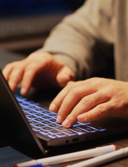 Eu vou traduzir e digitar seus textos com qualidade