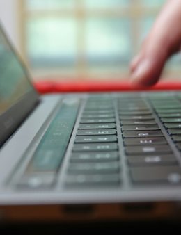 Eu vou corrigir e revisar seu texto com rapidez.